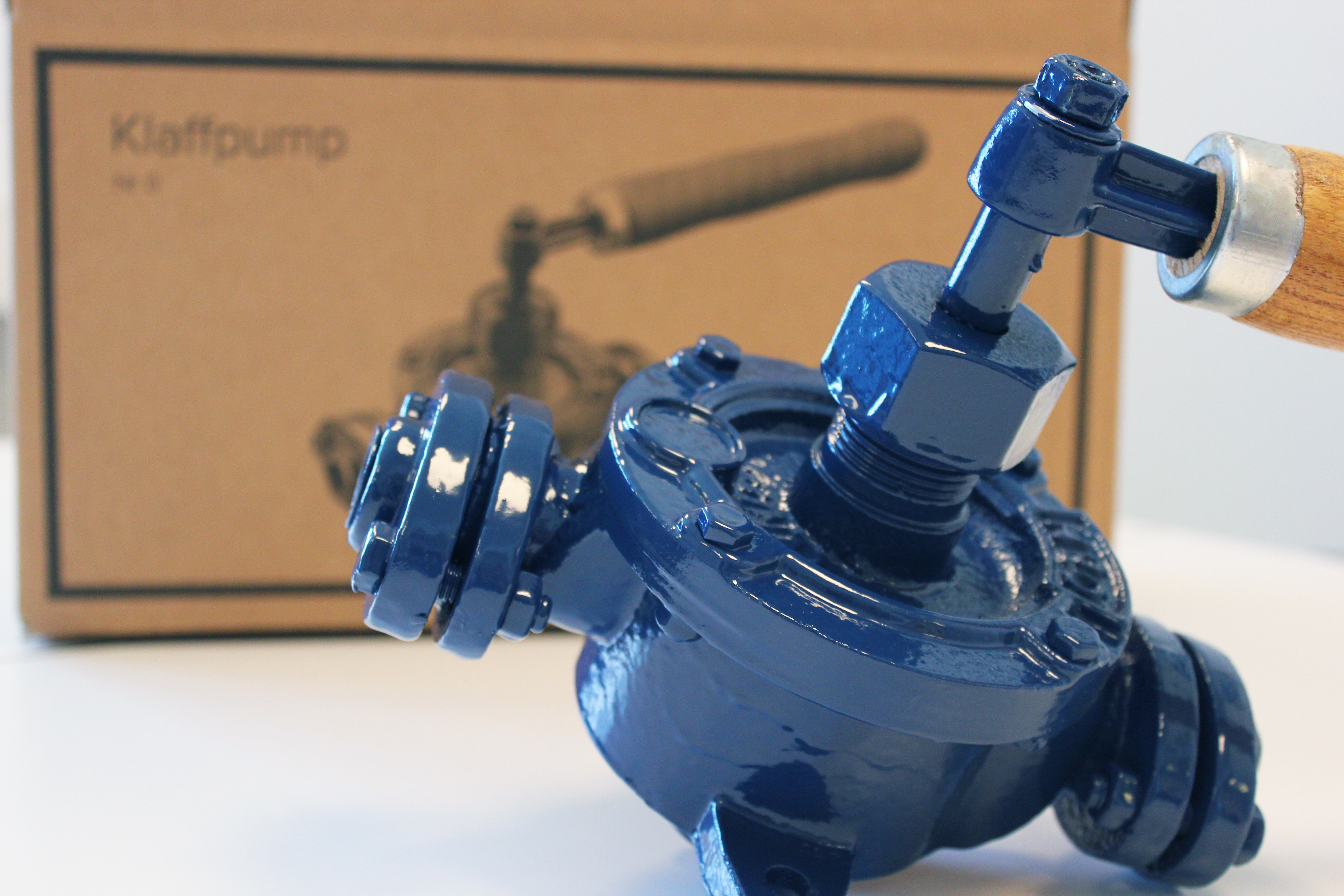 Klaffpump framför kartong
